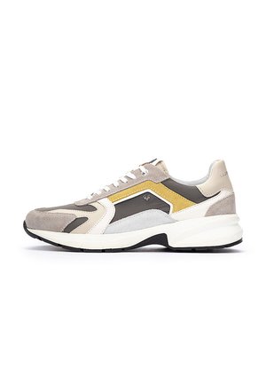 Zapatilla deportiva para hombre con paneles de ante y malla en beige, gris, blanco y amarillo, con cordones blancos y suela gruesa de goma.