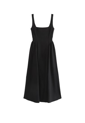 Zwarte mouwloze midi-jurk met een vierkante halslijn en geplooide details in de taille, uitlopend in een A-lijn rok.