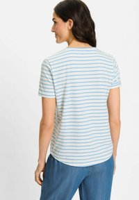Gestreiftes T-Shirt in Weiß mit hellblauen horizontalen Linien, kurzen Ärmeln und rundem Halsausschnitt. Lässige Passform, glattes Baumwollgewebe.