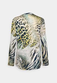 Pitkähihaisen puseron kuosi on monivärinen eläinprintti vihreänä, beigeä ja mustaa. Valmistettu kevyestä, sileästä kankaasta.