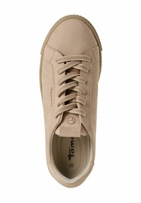 Beige suède sneaker met ronde neus, platte veters en bijpassende textiele tong. Heeft een subtiel logo en een textuurzool voor grip.