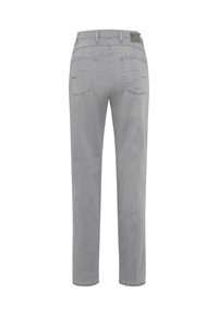 Jeans en denim gris avec une coupe droite, dotés de cinq poches, d'un patch en cuir marqué sur la taille et de détails cousus sur les poches.