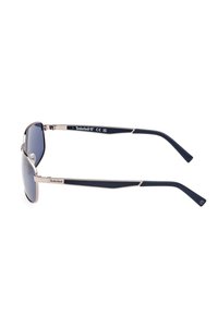 Occhiali da sole con montatura in rosé metallico e bracci blu navy. Le lenti sono di un grigio scuro e presentano una finitura riflettente.