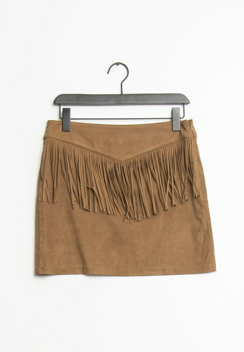 Brauner Wildleder-Minirock mit V-förmigen Fransen, aufgehängt an einem schwarzen Kleiderbügel vor weißem Hintergrund.