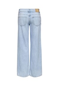 Jean en denim bleu clair à jambes larges avec poches arrière et un patch en cuir marron sur la ceinture, vu de dos.