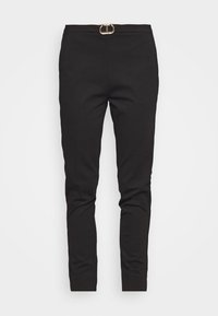 Svarta byxor med en åtsittande design, gjorda av slät tyg, med en bältesspänne i guldton vid midjan. Inga synliga fickor.