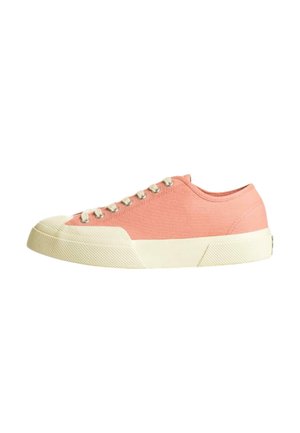 Sneaker basso con tomaia in tela rosa, puntale in gomma bianca e suola spessa in gomma bianca, vista laterale.