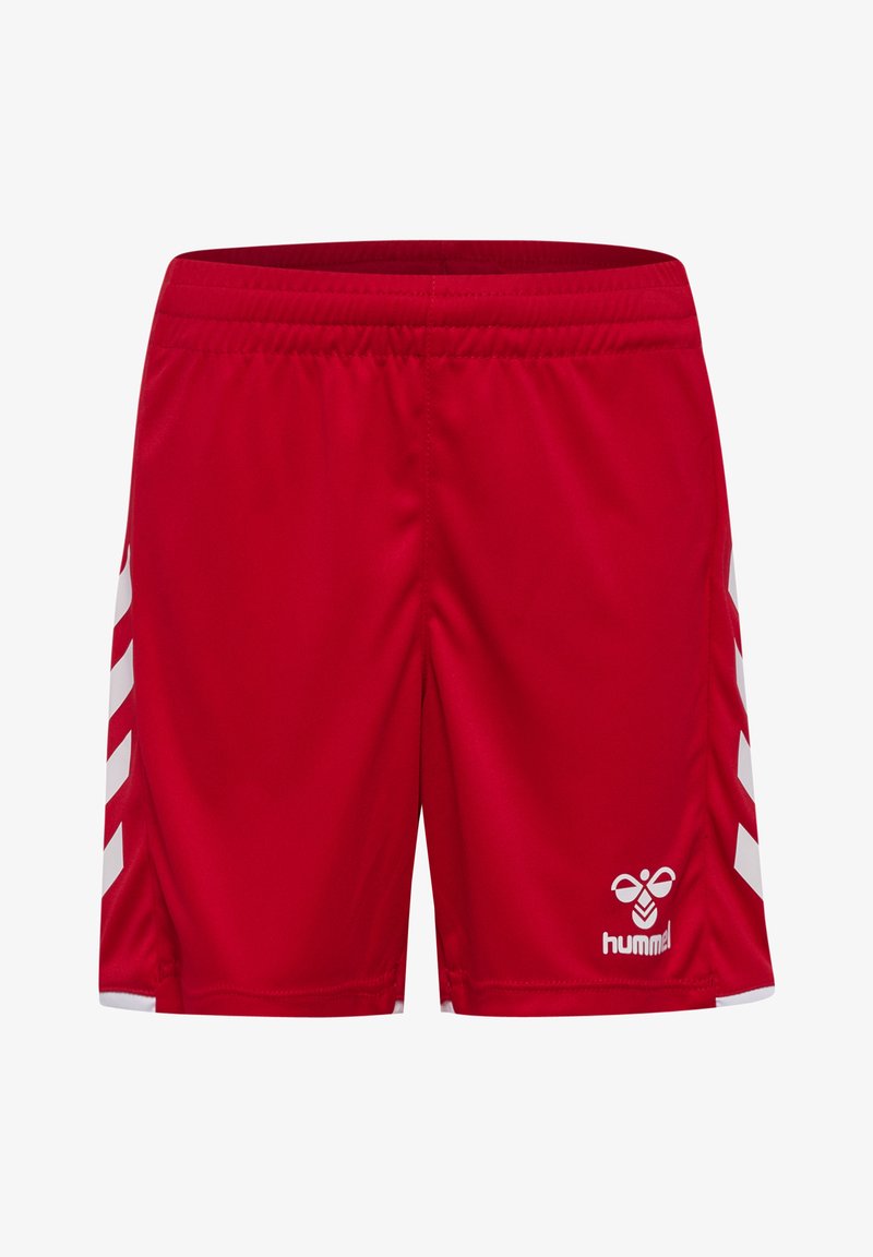 Shorts de sport rouges avec des bandes blanches en chevron sur les côtés et un petit logo blanc Hummel sur la partie inférieure de la jambe droite.