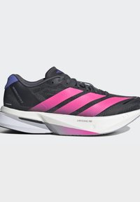 Μαύρο και ροζ παπούτσι τρεξίματος Adidas Adizero Boston 13 με λευκή σόλα Lightstrike Pro και μοβ λεπτομέρεια στη φτέρνα, πλάγια όψη σε λευκό φόντο.