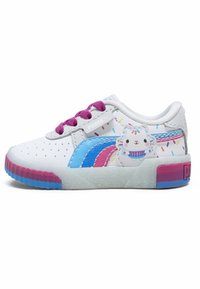 Valkoiset tennarit, joissa on värikkäitä yksityiskohtia, mukaan lukien siniset ja vaaleanpunaiset raidat, violetit nauhat ja cartoon-tyylinen cupcakesuunnittelu sivulla. Teksturoitu pohja.