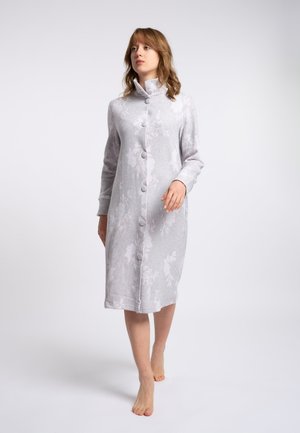 Abito button-up grigio chiaro con un motivo floreale, maniche lunghe e colletto alto, realizzato in tessuto morbido e textured.