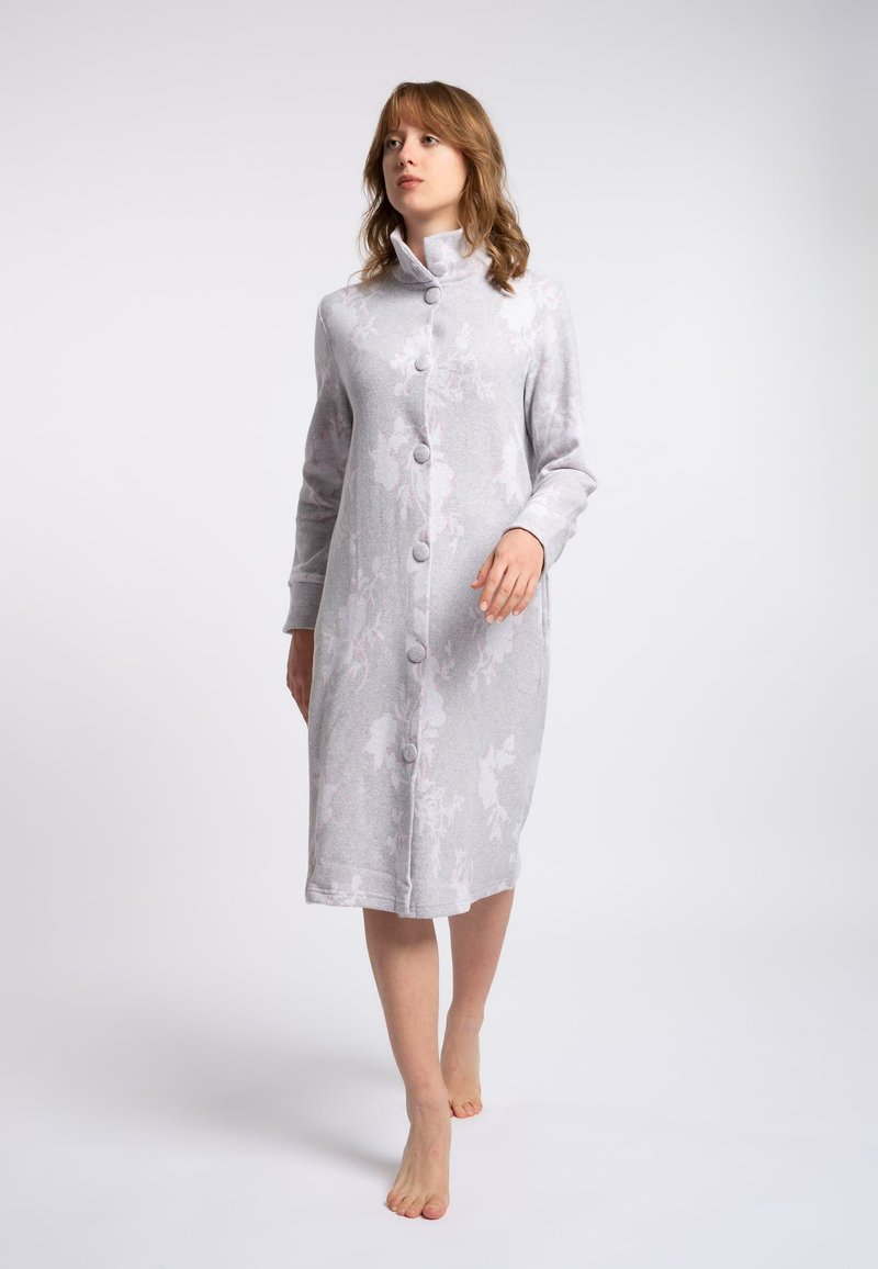 Abito button-up grigio chiaro con un motivo floreale, maniche lunghe e colletto alto, realizzato in tessuto morbido e textured.