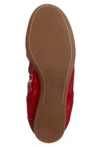 Ballerine rouge en cuir verni lisse avec une semelle en caoutchouc. Présente une semelle intérieure rembourrée et des détails cousus le long des bords.