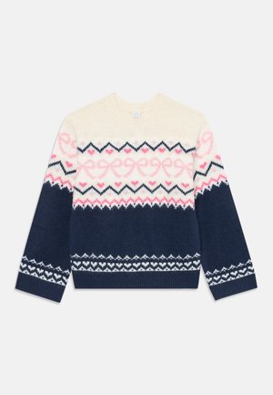 Krem- og marineblå strikkegenser med rosa og sorte hjerte- og sikksakkmønstre over brystet, ermene og kanten.