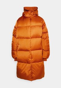 Orange vadderad parka med en glänsande yta, som har huva, ribbade ärmslut och design i knä-längd. Kanaler skapar en quiltad textur.