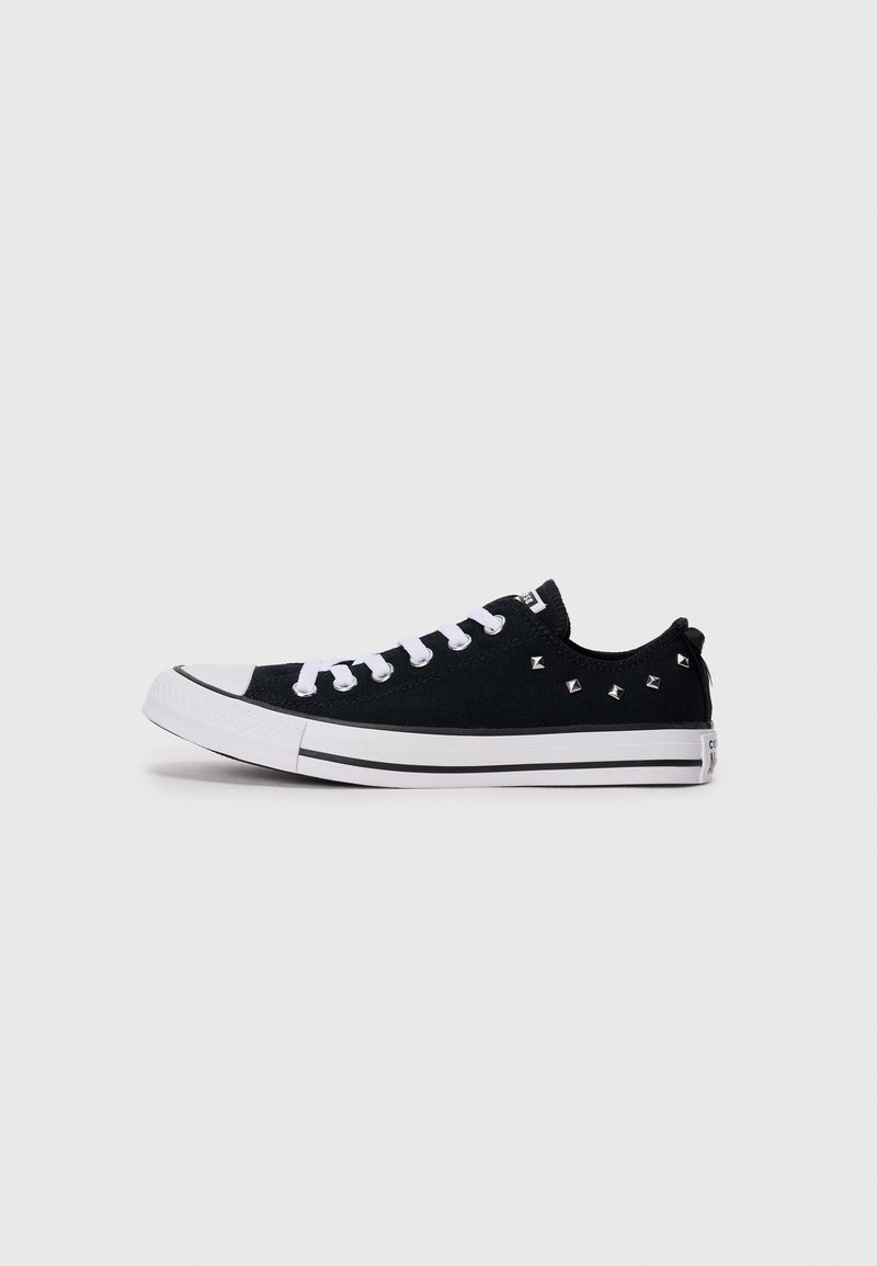 Mustad musta kangaga sportlikud sneakers valgete paelte ja kummist tallaga, külgedel hõbedaste nupukestega ning kahel mustal triigil tallal.