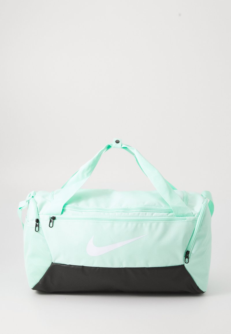 Sport duffel bag in mintgroen en zwart, met een wit Nike-logo, ritsen en dubbele draaghandgrepen. Zacht stof met een gestructureerde vorm.