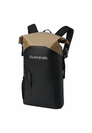 Zaino Dakine con chiusura roll-top, sezione inferiore nera, sezione superiore color cuoio con righe sottili, tasca frontale con zip e spallacci imbottiti.