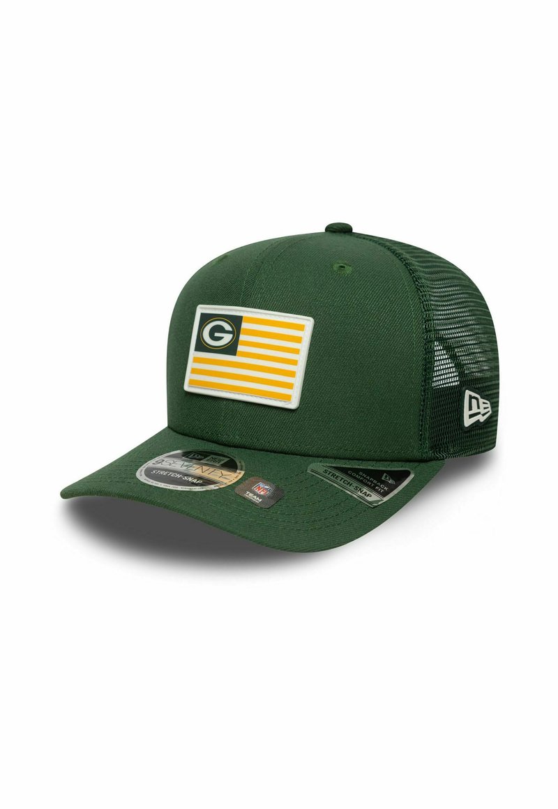Casquette de baseball verte avec un design avant solide, présentant un patch blanc avec des bandes jaunes et un logo. Dos en maille et fermeture à pression.
