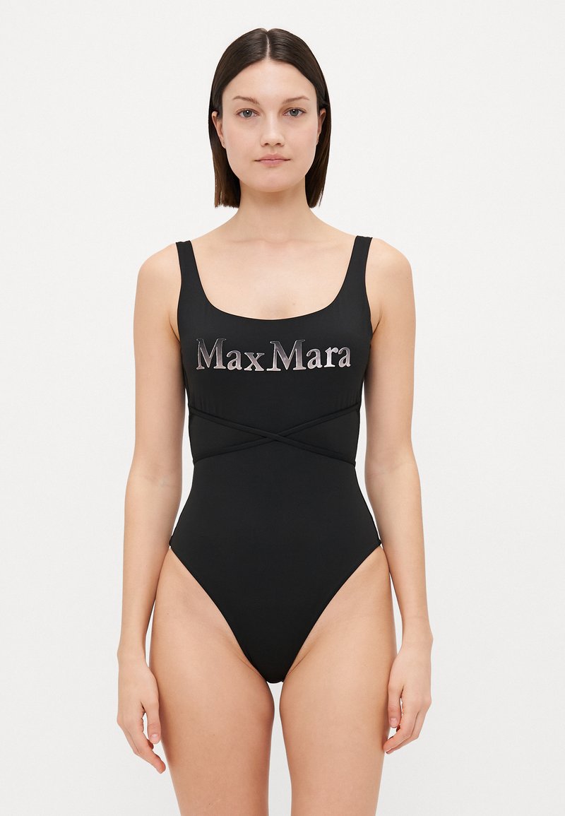 Maillot de bain noir à encolure carrée, avec des détails croisés et le logo "MaxMara" en lettres argentées sur la poitrine.
