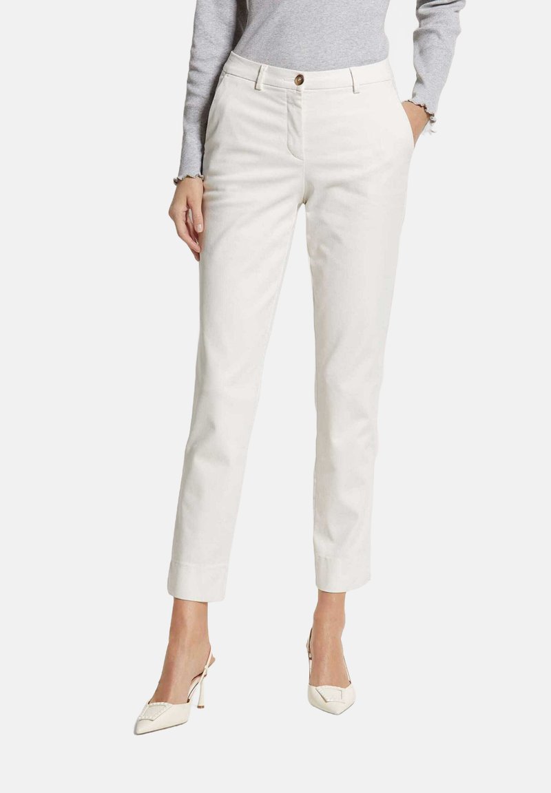 Witte katoenen broeken met een slim fit, voorzien van een sluiting met een knop aan de voorkant, twee zakken en opgerolde manchetten. Soepele textuur en neutrale kleur.