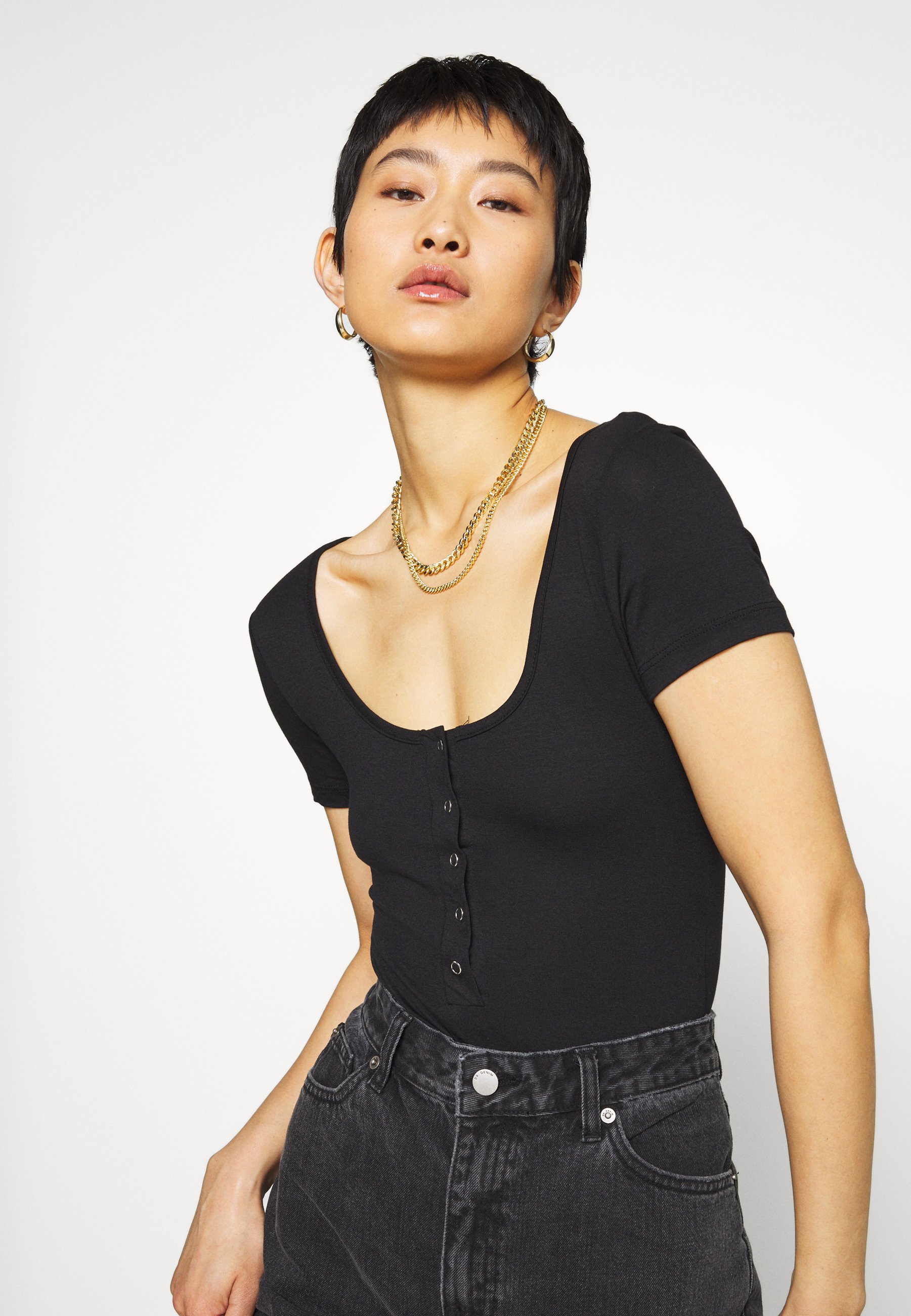 Missguided POPPER SHORT SLEEVE BODYSUIT 2 PACK T shirts Missguided POPPER SHORT SLEEVE BODYSUIT 2 PACK - T-shirts - gold fusion/white