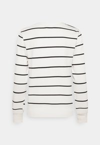 Sudadera de manga larga en color crema con rayas horizontales negras. Cuello redondo, tejido texturizado, puños y bajo ajustados. Diseño sencillo.