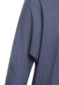 Gestricktes Langarmkleidungsstück in Dunkelblau, mit einem strukturierten Waffelmuster und gerippten Bündchen. Geeignet zum Jagen und für den Casual-Look.