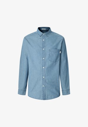 Chemise en denim bleu clair à boutons, avec un col, des manches longues et une poche poitrine unique. Présente une texture lisse et des boutons blancs.