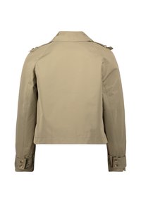 Khaki trenchjack met een getailleerd ontwerp, schouderepauletten en knoopmanschetten. Glad, duurzaam materiaal met een korte lengte en minimale details.