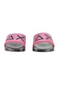 Infradito rosa con un upper texturizzato caratterizzato da design geometrici neri, una suola nera liscia e una suola piatta per un uso casual.