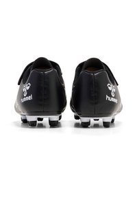 Crampons de football noirs avec une finition en cuir lisse, logo blanc et trois rayures blanches. Présentent un design à coupe basse et des crampons en caoutchouc moulés.