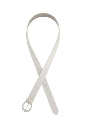 Cremeweißer Ledergürtel mit silberner Metallschnalle, locker zu einer Schlaufe gelegt mit sichtbaren Anpassungslöchern auf weißem Hintergrund.