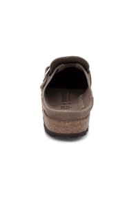 Braune Wildlederclogs mit einer Korksohle. Verfügt über ein rückloses Design und einen einstellbaren Riemen. Weiche Textur, robuste Verarbeitung.