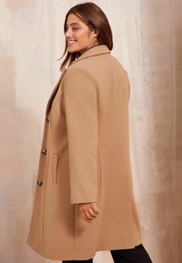 Friends Like These CURVE LONGLINE TAILORED SMART  - REGULAR FIT - Palton clasic - camel