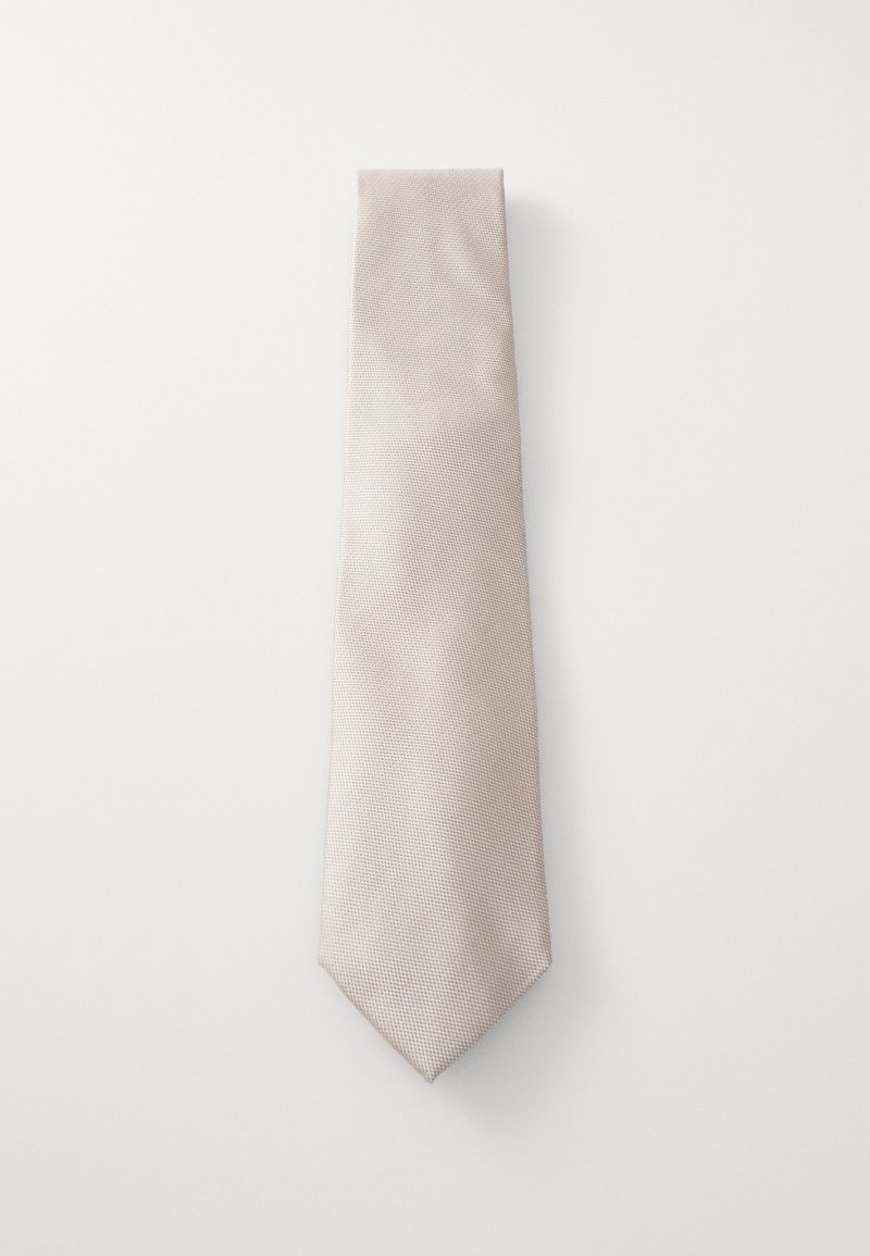 Cravate en soie beige avec un motif géométrique texturé, d'un design étroit se rétrécissant vers une extrémité pointue, et d'une finition lisse.