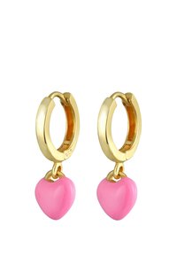 Goldene Creolen mit glatter Oberfläche, die mit herzförmigen Anhängern in Pink verziert sind. Die Herzen sind glänzend und sorgen für einen verspielten Akzent.