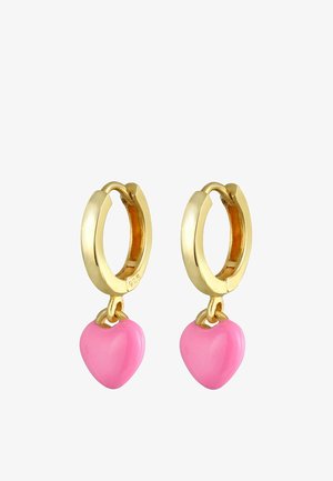 Boucles d'oreilles en or avec une texture lisse, présentant des pendentifs en forme de cœur rose. Les cœurs sont brillants, ajoutant une touche ludique.