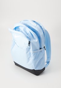 Lichtblauwe rugzak met een zwarte basis, uitgerust met meerdere ritscompartimenten en gaasaccenten. Bevat een wit logo aan de voorkant.