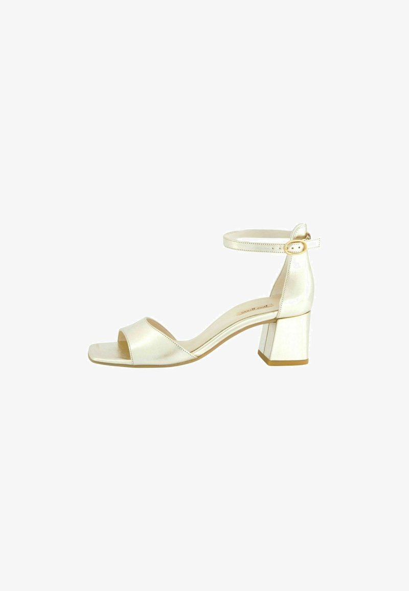 Sandal con tacco a blocco in finitura satinata, presenta un design con punta aperta, una cinghia alla caviglia con fibbia e una silhouette liscia ed elegante in bianco sporco.