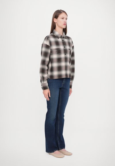 CLOSED CROPPED FRONT OVERSIZED SHIRT - Košilová halenka  - dark raisin red