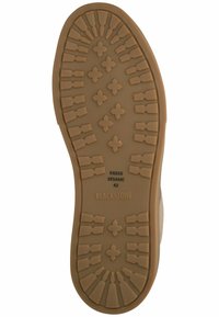 Suela de zapato de goma en un tono marrón claro con un patrón texturizado para mayor agarre. Incluye formas elevadas y un logo impreso que dice "BLACKSTONE." Tamaño marcado como 42.