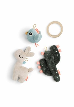 Pehmolelut: sininen lintu, vaaleanruskea pupu, tummanvihreä kaktus vaaleanpunaisilla yksityiskohdilla ja vaaleanruskea purulelu, jossa on erilaisia tekstuureja.