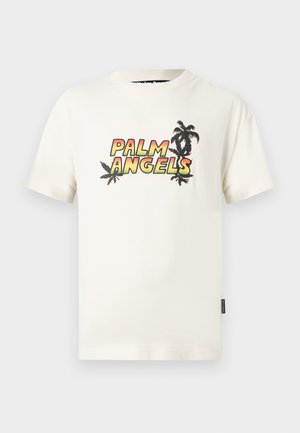 T-shirt bianca a maniche corte con la scritta "PALM ANGELS" in lettere sfumate arancione-gialle e silhouette nere di palme sul davanti.