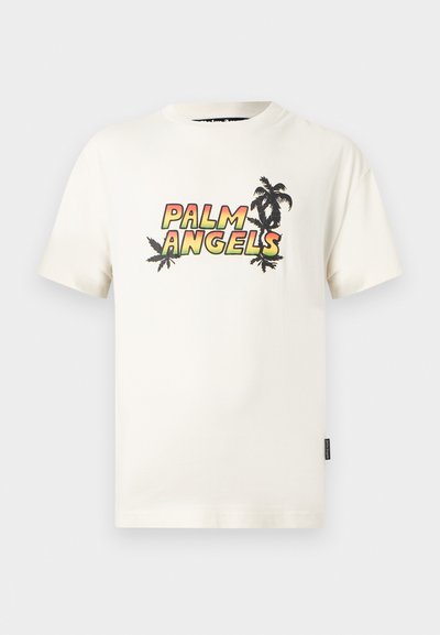 Λευκό T-shirt με κοντά μανίκια, διακοσμημένο με το κείμενο "PALM ANGELS" σε διαβαθμισμένα πορτοκαλί-κίτρινα γράμματα και μαύρες σιλουέτες φοίνικων στο μπροστινό μέρος.