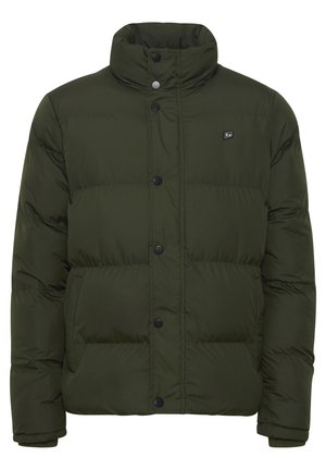 Chaqueta puffer de color verde olivo con un cuello alto, botones a presión y dos bolsillos frontales. El material parece suave con un diseño acolchado.
