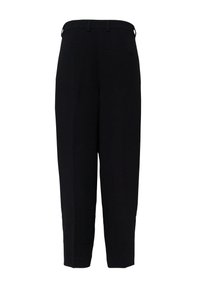 Pantalon noir sur mesure avec passants de ceinture et une seule poche passepoilée à l'arrière, présenté sur un fond blanc.