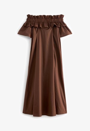 Robe marron épaules dénudées avec encolure élastique à volants et manches courtes, présentant une coupe ample et fluide et une longueur midi.