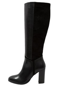 Botas negras hasta la rodilla que presentan una combinación de cuero liso y ante, con tacón cuadrado y un diseño ajustado, adecuadas para diversas prendas.