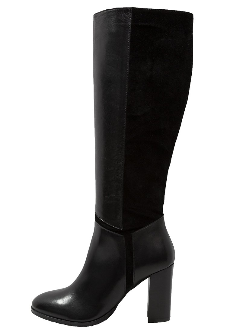 Botas negras hasta la rodilla que presentan una combinación de cuero liso y ante, con tacón cuadrado y un diseño ajustado, adecuadas para diversas prendas.